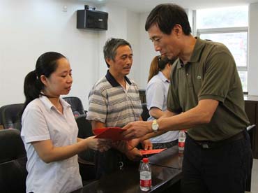 省總工會黨組書記、副主席陳震一行到順昌虹潤精密儀器有限公司慰問困難職工